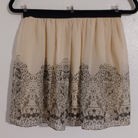 American Eagle Outfitters Cream and Black Floral Stretchy Skirt Women's XS - Picture 3 of 4